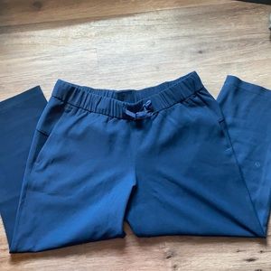 Lululemon on the fly crop navy blue